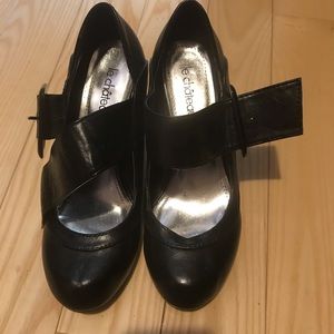 Le Chateau mid heels